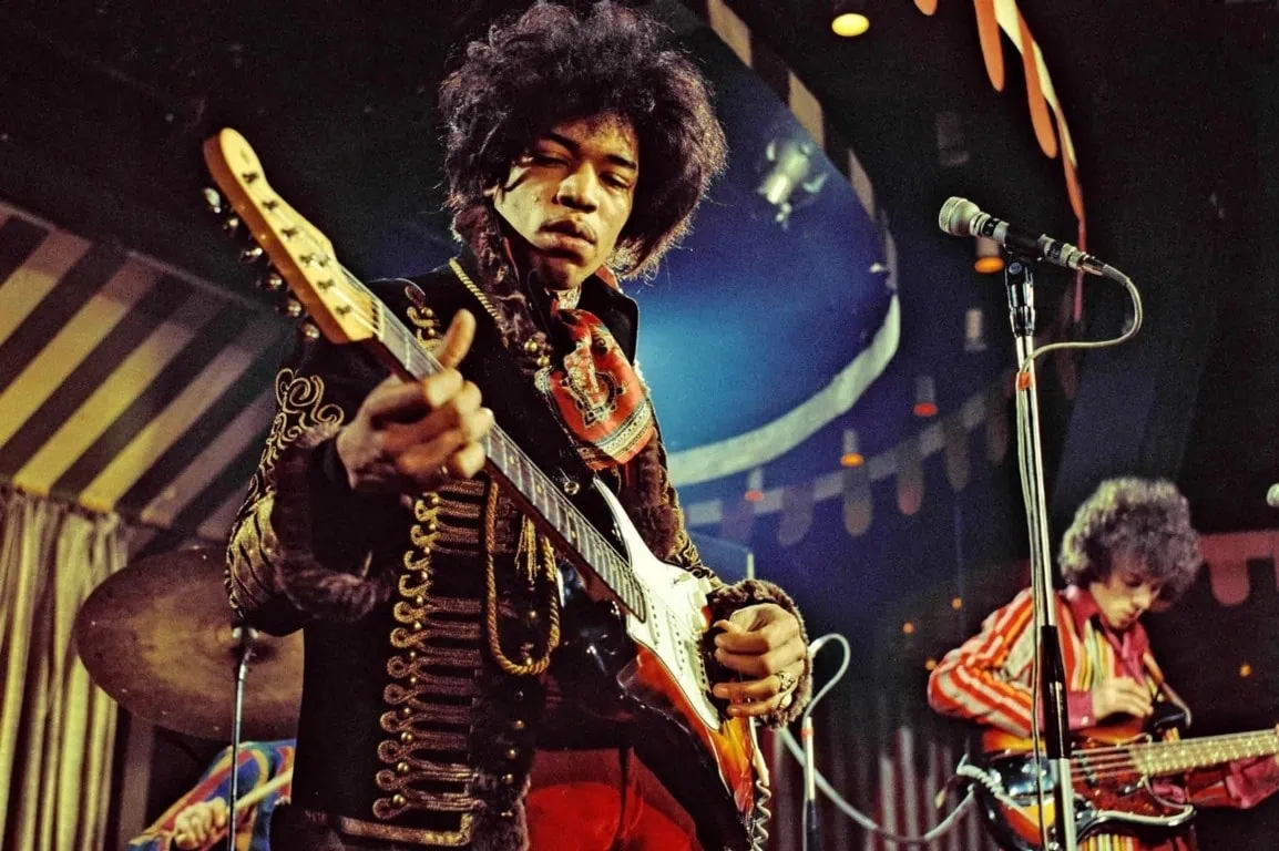 Jimi Hendrix Amp Settings, Guitars & Gear for His Signature Tone!