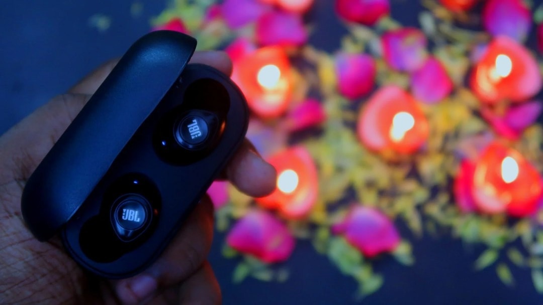 How to Pair JBL Headphones / Earbuds (iPhone / Mac / Others)