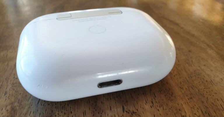 airpods pro 4 case not charging