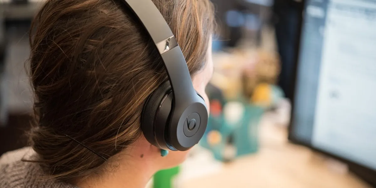 Static Noise / Buzzing in Beats Headphones / Earbuds? (Fix!)