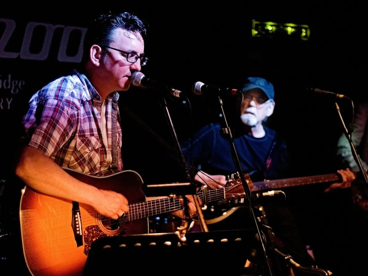 3 Reasons Why British Singers Sound American When They Sing