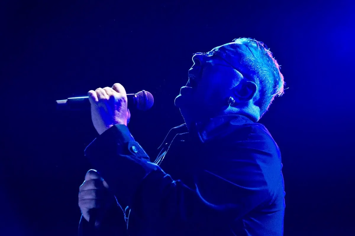 3 Reasons Why British Singers Sound American When They Sing