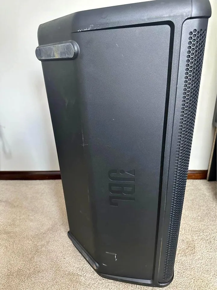 JBL EON715 - Side View