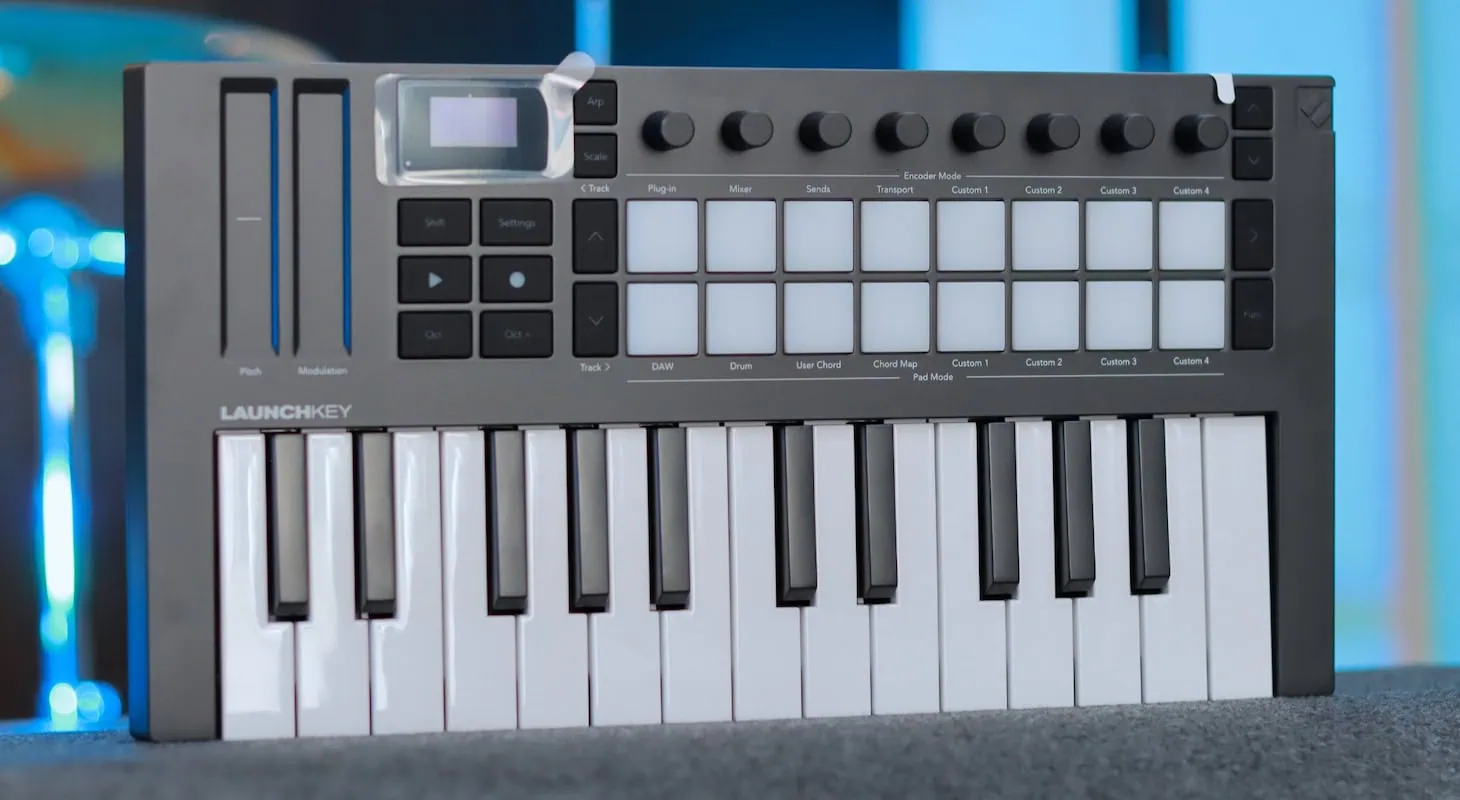 Novation Launchkey Mini 25 MK4 - Closer Look
